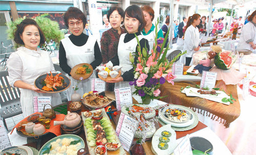 1일 대구 중구 약전골목에서 열린 한방문화축제 약선요리 전시회에서 참가자들이 한약재를 활용해 만든 음식을 보여주고 있다. 5일까지 계속된다. 대구 중구 제공