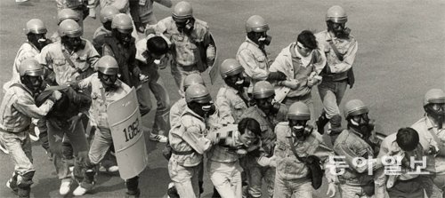 법적 근거 없이 시민을 감금하고 체포하는 것은 인권 탄압에 해당한다. 1980년대 강제로 연행되는 대학생의 모습. 동아일보DB