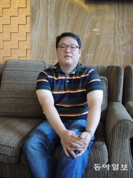 중국에서 사업도 하고 있는 그는 10번기 기간내내 이세돌을 뒷바라지했다. 충칭=윤양섭 전문기자 lailai@donga.com