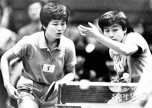 1991년 일본 지바 세계탁구선수권대회에서 남북 단일팀으로 출전해 경기를 하고 있는 이분희(왼쪽)와 현정화. 동아일보DB