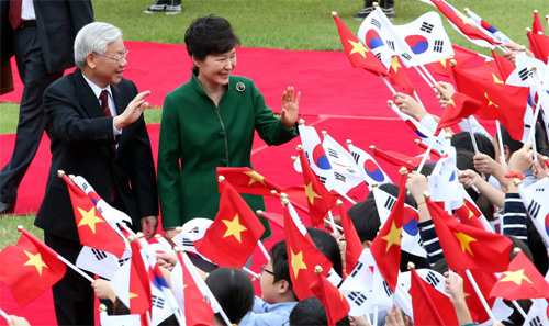 박근혜 대통령이 2일 오전 공식 방한 중인 응우옌푸쫑 베트남 공산당 서기장(왼쪽)과 함께 청와대에서 태극기와 베트남 국기를 흔드는 어린이 환영단에 손을 흔들며 인사하고 있다. 청와대사진기자단