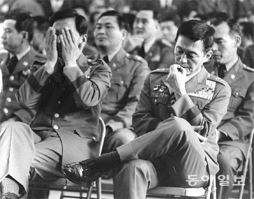1973년 4월 28일 육군보통군법회의에 회부된 윤필용 수도경비사령관(오른쪽)과 장성들. 동아일보 송호창 기자가 찍은 이 사진은 한국사진기자협회가 선정한 ‘한국의 보도사진’ 시리즈에 들어있다. 동아일보DB