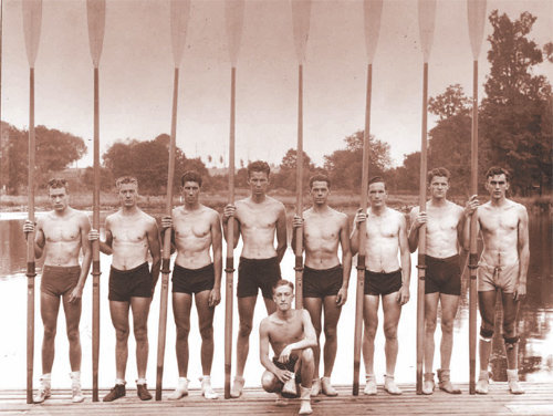 1936년 베를린 올림픽 ‘조정 에이트’ 종목의 미국 대표선수들. 실력과 힘보다 팀원끼리의 화학적 결합이 관건인 ‘조정 에이트’에서 미국팀은 이탈리아와 독일팀을 각각 0.6초와 1초 차로 물리치고 금메달을 목에 걸었다. 알에이치코리아 제공