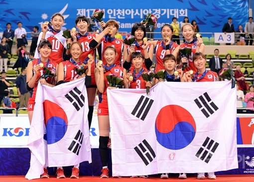 한국여자배구대표팀이 지난 9월20일 인천 송림체육관에서 열린 2014인천아시안게임에서 예선 포함 6경기를 모두 3-0으로 이기며 금메달을 차지한 뒤 기쁨을 만끽하고 있다. 성공적으로 세대교체를 이룬 여자대표팀은 이제 2016리우올림픽 메달을 향해 달려가고 있다. 인천｜임민환 기자 minani84@donga.com 트위터 @minani84