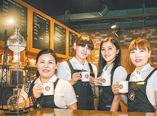 대구대 ‘카페 이음’에서 일하는 다문화 여성 바리스타들이 밝은 표정으로 포즈를 취했다. 대구대 제공