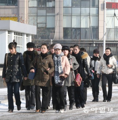 외국에 노동자로 파견돼 달러를 벌어가는 것은 북한 주민의 꿈이다. 사진은 지난해 2월 중국 단둥에 문을 연 외화벌이 식당에 줄을 맞춰 출근하는 북한 여성들. 동아일보DB