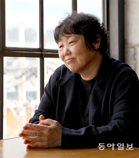 임순례 감독은 벌에 얼굴을 쏘여 사진 촬영이 어려운 상태였다. 하지만 “뭐, 별 차이도 없다”며 흔쾌히 선글라스를 벗고 카메라 앞에 섰다. 정양환 기자 ray@donga.com