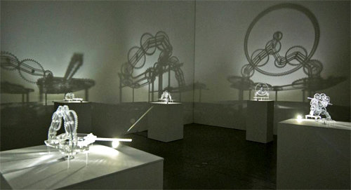 배재혁 씨의 ‘인사이드 아웃’은 일상적 기계장치의 미학적 해석을 도모한 작업이다. 정밀하게 계산하고 재단해낸 투명 톱니바퀴의 실루엣은 ‘어디서부터 어디까지가 예술인가’ 자문하게 만든다. 서울대미술관 제공