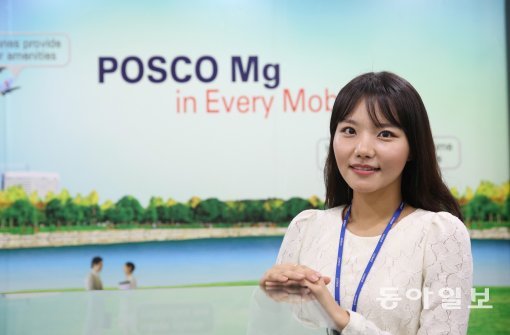 업무현자에 배치된지 1주일만에 이수연씨를 만났다. \'열정\'을 POSCO의 DNA로 받아들인다는 그는 그것으로 최고의 마케팅 전문가를 꿈군다. 이종승 기자 urisesang@donga.com