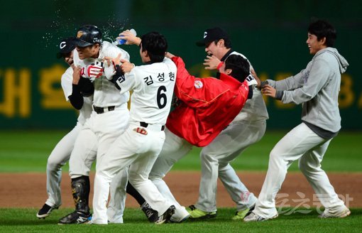 기적적인 4강 도전을 이은 짜릿한 끝내기. SK 박정권(왼쪽)이 7일 문학구장에서 열린 NC와 경기 1-1로 맞선 2사 1·2루에서 1회부터 마운드를 지킨 이재학을 상대로 끝내기 안타를 친 후 동료들과 기뻐하고 있다. 문학｜김민성 기자 marineboy@donga.com 트위터 @bluemarine007