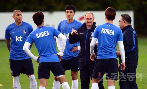 축구국가대표팀 울리 슈틸리케 감독(왼쪽 2번째)이 7일 파주 NFC에서 취임 후 첫 훈련을 지휘하고 있다. 슈틸리케 감독은 선수 기용과 전술 운용 등에서 상황에 따른 탄력성을 강조했다. 파주｜김종원 기자 won@donga.com 트위터 @beanjjun