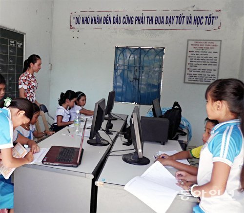 두산비나 인근 빈투안 초등학교에서 어린이들이 컴퓨터 수업을 받고 있다.