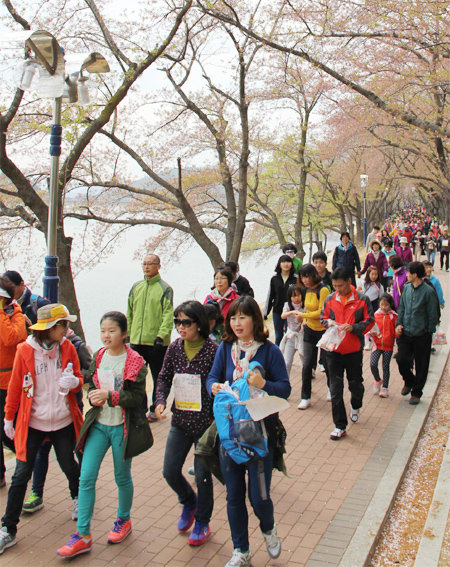 경주보문관광단지의 탐방길 걷기 행사에 참가한 시민들이 호수 풍경을 즐기며 산책하고 있다. 경북관광공사 제공