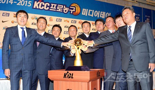 6일 오전 서울 소공동 플라자호텔에서 열린 ‘2014-2015 KCC 프로농구 미디어데이’에 참석한 각 팀 감독들이 우승컵에 손을 대며 포즈를 취하고 있다. 스포츠동아DB