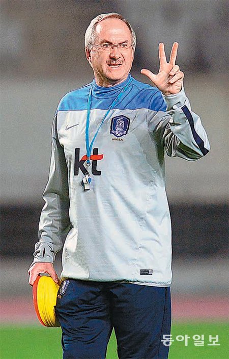 울리 슈틸리케 한국 축구대표팀 감독이 9일 화성종합운동장에서 훈련하는 선수들에게 지시를 하고 있다. 화성=김종원 스포츠동아 기자 won@donga.com