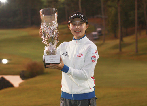 ‘상금 퀸의 미소!’ 김효주가 12일 경기도 여주 블루헤런 골프장에서 막을 내린 KLPGA 투어 시즌 3번째 메이저대회 하이트진로챔피언십에서 시즌 4승째를 거머쥔 뒤 우승트로피를 들고 활짝 웃고 있다. 사진제공｜KLPGA