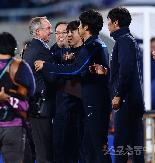 축구대표팀 슈틸리케 감독(왼쪽 끝)이 10일 천안종합운동장에서 열린 파라과이와의 평가전에서 승리한 뒤 코칭스태프와 기쁨을 나누고 있다. ‘슈틸리케호’는 14일 강호 코스타리카와의 경기에서 진정한 검증대에 오른다. 천안｜김종원 기자 won@donga.com 트위터 @beanjjun