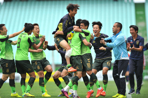 전북 카이오가 12일 전주월드컵경기장에서 열린 울산전 후반 24분 선제 결승골을 터트린 뒤 동료들과 뜨겁게 포옹하고 있다. 전북은 ‘현대가 맞대결’에서 1-0으로 승리했다. 사진제공｜전북현대