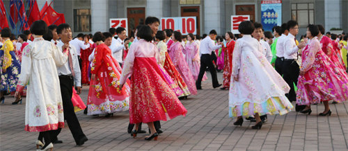 노동당 창건일 춤추는 평양 학생들 북한 노동당 창당 69주년 기념일인 10일 평양 거리에서 학생들이 춤을 추며 자축하고 있다. 중국 관영 신화통신은 김정은 노동당 제1비서가 공개석상에 나타나지 않았지만 평양 시내는 예년과 다름없는 평온한 국경일 분위기를 연출했다고 11일 보도했다. 평양=신화통신