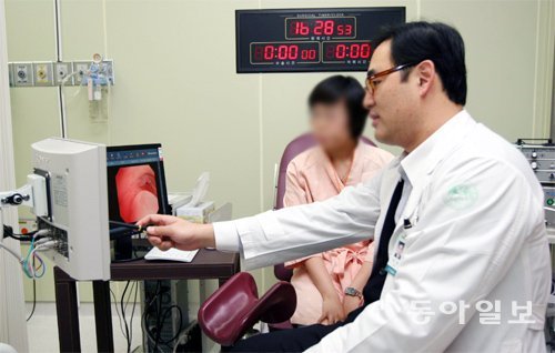 부인암 검진을 받은 한 환자가 의사에게 자궁경부암에 대한 설명을 듣고 있다. 전문가들은 자궁경부암 백신을 조기에 접종해 미리 예방할 것을 권장하고 있다. 동아일보DB