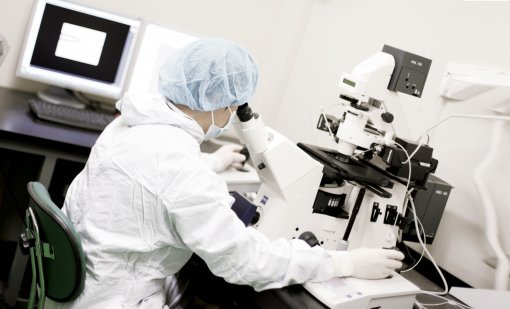 시스템종양학과 학생이 현미경을 이용한 연구에 몰두하고 있다.
국제암대학원대학교제공