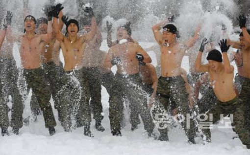 2014년 1월 8일 강원 평창군 황병산에서 진행된 특전사 설한지 극복훈련에 참가한 장병들이 비트속에서 은거지 구축훈련을 하고 있다. 원대연기자 yeon72@donga.com