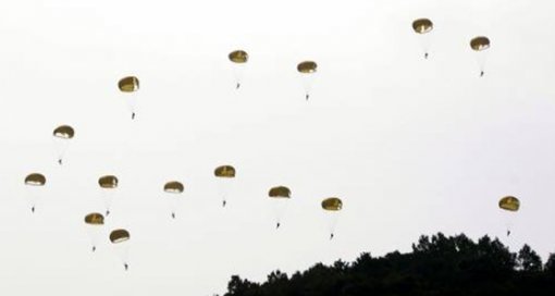 건군 제66주년 국군의 날 기념식이 1일 계룡대에서 열린 가운데 특전사 요원들이 고공강하 시범을 선보이고 있다. 청와대사진기자단