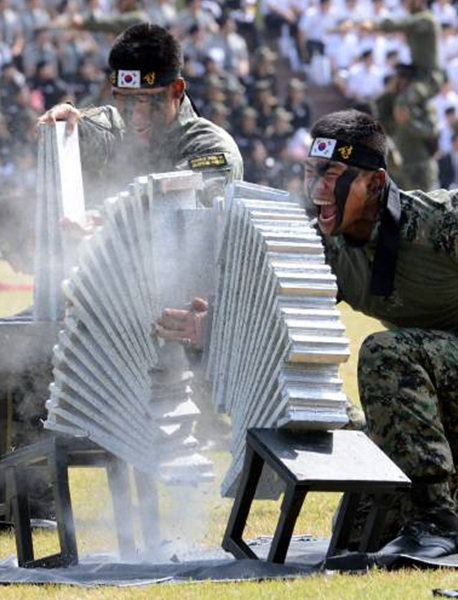 건군 제66주년 국군의 날 기념식이 1일 계룡대에서 열린 가운데 특전사 요원들이 합동특공무술 시범중 대리석 20장을 격파하고 있다. 청와대사진기자단