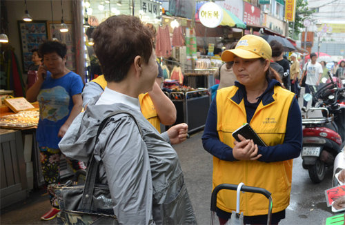역곡북부시장에서 활동하는 전통시장 장보기 도우미(오른쪽)가 장을 보면서 고객들과 이야기를 나누고 있다. 역곡북부시장 제공