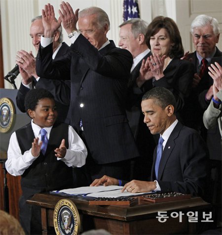 2010년 버락 오바마 미국 대통령이 ‘오바마 헬스케어’ 법안에 서명하는 모습. 동아일보DB