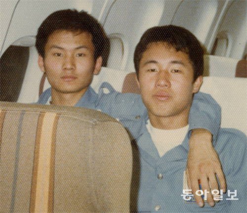 청소년 대표 시절의 유재학 모비스 감독(왼쪽)과 친구인 전창진 KT 감독. 동아일보DB