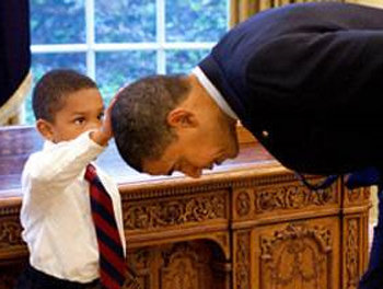 2009년 5월 당시 5세 흑인 꼬마가 허리를 굽힌 버락 오바마 미국 대통령의 머리를 만지고 있다. 백악관에 3년 넘게 걸려 있는 유일한 사진으로 알려졌다. 사진 출처 뉴욕타임스