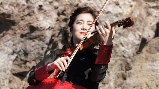 바이올리니스트 박지혜가 9일 한글날을 맞아 독도 정상에서 자신이 직접 편곡한 ‘지혜아리랑’을 연주하고 있다. 사진제공｜박지혜