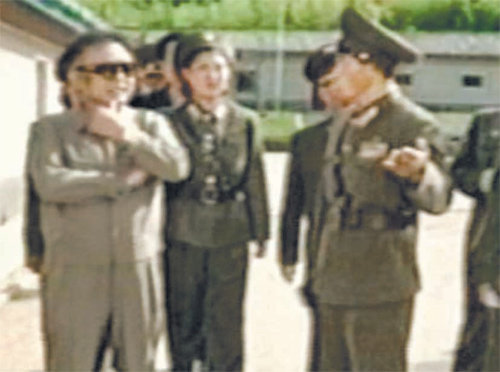 2008년 뇌중풍으로 쓰러져 8월 15일부터 북한 매체에 모습을 보이지 않던 김정일 국방위원장(앞줄 왼쪽)은 같은 해 10월 
4일에야 보도에 나타나기 시작했다. 이어 김정일은 같은 달 11일 북한군 여성 포중대를 시찰하는 사진이 공개되며 다시 모습을 
드러냈다. 조선중앙TV 캡처