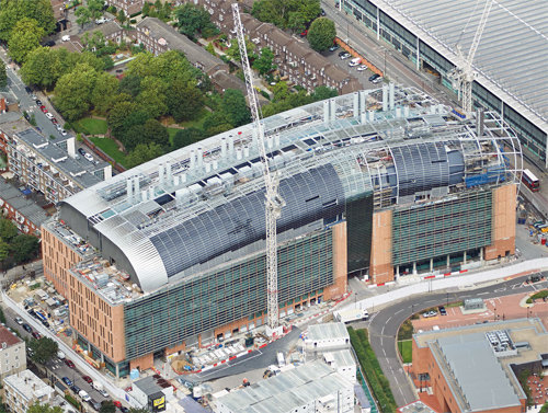 내년 11월 완공을 앞두고 막바지 공사가 한창인 ‘프랜시스 크릭 연구소’. 크릭 연구소는 영국 런던에서도 교통의 요지로 불리는 세인트판크라스 역 바로 옆에 들어서는 도심 연구소다. 오른쪽 위에 있는 은색 건물이 세인트판크라스 역이다. 프랜시스 크릭 연구소 제공