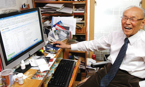생전 컴퓨터 앞에서 작업을 하다 환하게 웃고 있는 방지일 목사. 한국기독공보 제공
