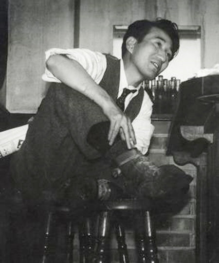 1946년 일본 도쿄 긴자의 선술집 루팡에서 사진작가 하야시 다다히코가 찍은 다자이 오사무. 열림원 제공