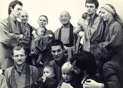 생전 외국인 제자들과 함께 시간을 보내고 있는 숭산 스님(뒷줄 가운데). 국제관음승가 제공
