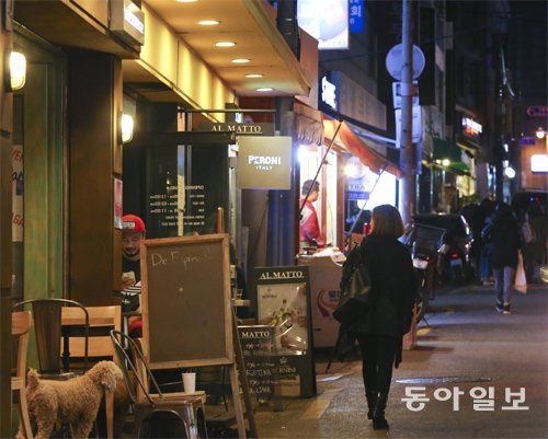 새로 생긴 카페와 맛집이 모여 있는 서울 용산구 신흥로 해방촌. 해가 지면 특유의 여유로운 분위기를 즐기려는 젊은이들이 하나둘 모이기 시작한다.
원대연 기자 yeon72@donga.com