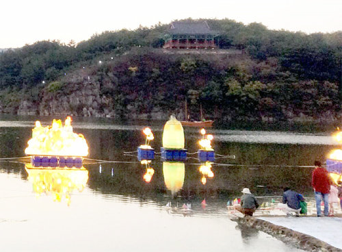 19일 낙동강 국제 물주간의 전야제로 열린 경주 금장대 강변축제에서 시민들이 형산강에 띄운 유등을 관람하고 있다. 경주시 제공