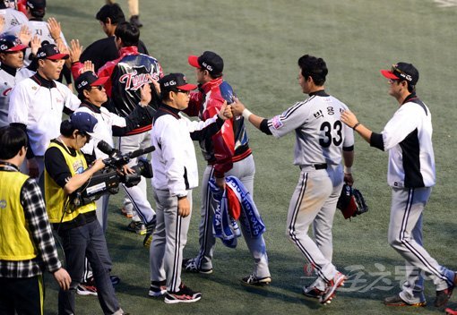 19일 창원 마산야구장에서 ‘2014 한국야쿠르트 세븐 프로야구’ NC 다이노스와 LG 트윈스의 준플레이오프 1차전 경기가 열렸다. LG가 NC에 13-4로 준PO 1차전을 승리한 뒤 양상문 감독이 선수들과 기쁨을 나누고 있다. 창원｜김민성 기자 marineboy@donga.com 트위터 @bluemarine007