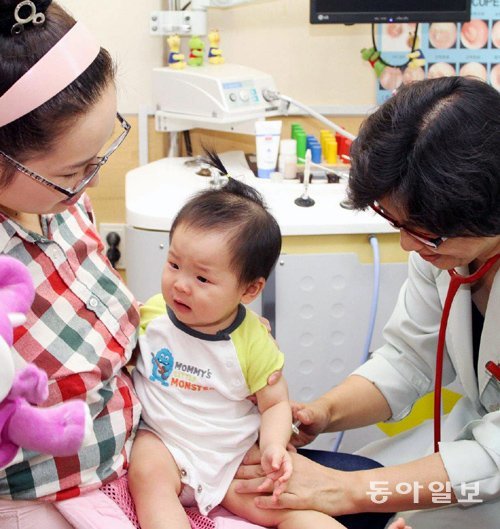 보건복지부가 폐렴구균 백신을 국가 지원 항목에 포함시킴에 따라 5월부터 5세 미만 아동은 무료로 접종받을 수 있다. 사진은 한 아이가 폐렴구균 백신을 맞고 있는 장면. 동아일보DB