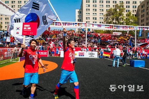 20일(한국시각) 칠레 산티아고에서 열린 2014 홈리스월드컵 개막식에 한국 대표 선수들이 태극기를 들고 입장하고 있다. 사진=유재영 기자 elegant@donga.com