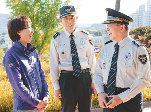 17일 오후 충남 예산군 덕산면 덕산공원. 박상용 충남경찰청장이 이 공원의 우범화 대책을 요구한 민원인 김유정 씨를 현장으로 초청해 공원을 시민에게 되돌려주기 위한 방안을 설명하고 있다. 충남경찰청 제공