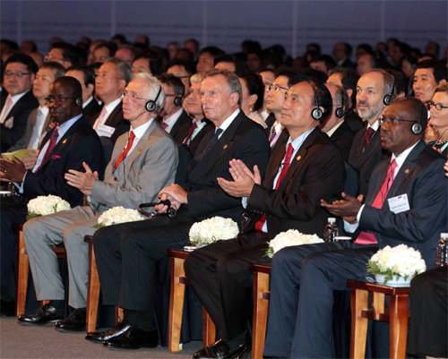 연설 경청 20일 개막한 국제전기통신연합(ITU) 전권회의 개막식에 참석한 하마둔 투레 ITU 사무총장(앞줄 왼쪽) 등 관계자들이 연설을 듣던 중 박수를 치고 있다.
