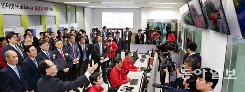 KT는 21일 부산 해운대구 KT부산국제센터에서 APG 통합관제센터(NOC)를 개소했다. 최양희 미래창조과학부 장관(앞줄 왼쪽에서 세 번째), 황창규 KT 회장(앞줄 왼쪽에서 네 번째) 등 참석자들이 NOC 관계자의 설명을 듣고 있다. 부산=서영수 기자 kuki@donga.com