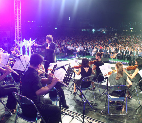 지난해 부산 남구 용호동 남부하수처리장에서 열린 하수처리장 음악회에 많은 시민들이 참석해 박수를 보냈다. 부산환경공단 제공