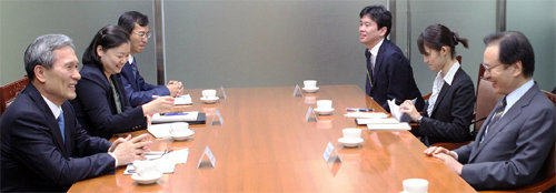 日 야치, 김관진 실장과 회담 김관진 대통령국가안보실장(왼쪽)이 21일 청와대에서 야치 쇼타로 일본 국가안전보장국 국장(오른쪽)을 만나 웃는 표정으로 얘기를 나누고 있다. 청와대 제공