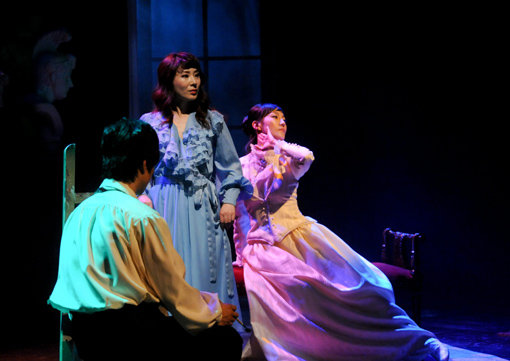 연극 ‘커튼콜의 유령’을 함께 한 진경(오른쪽)과 황영희(가운데). 사진제공｜고양문화재단