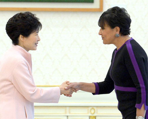 박근혜 대통령이 22일 청와대에서 페니 프리츠커 미국 상무장관(오른쪽)을 접견하고 있다. 청와대사진기자단